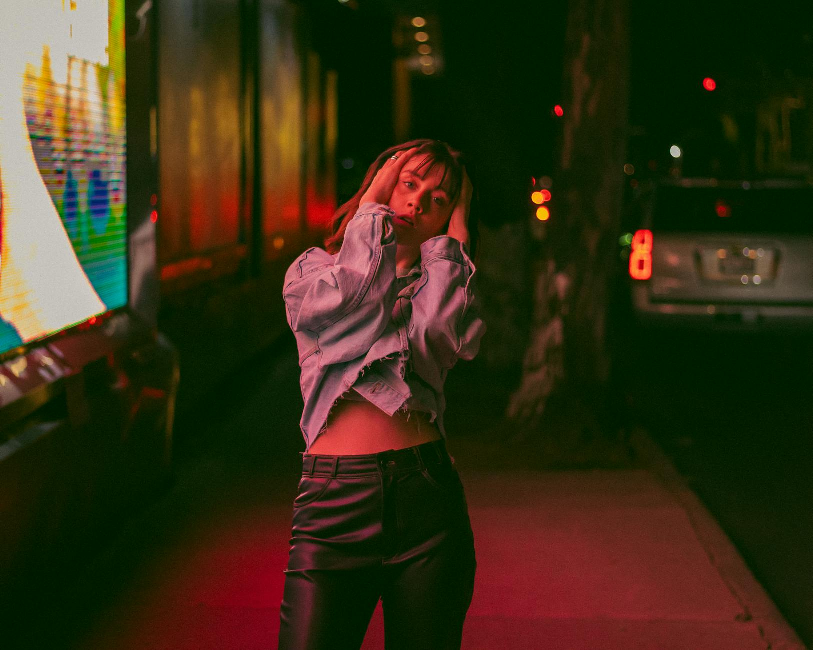 Kobieta w dżinsowej kurtce nocą na ulicy Mexico City