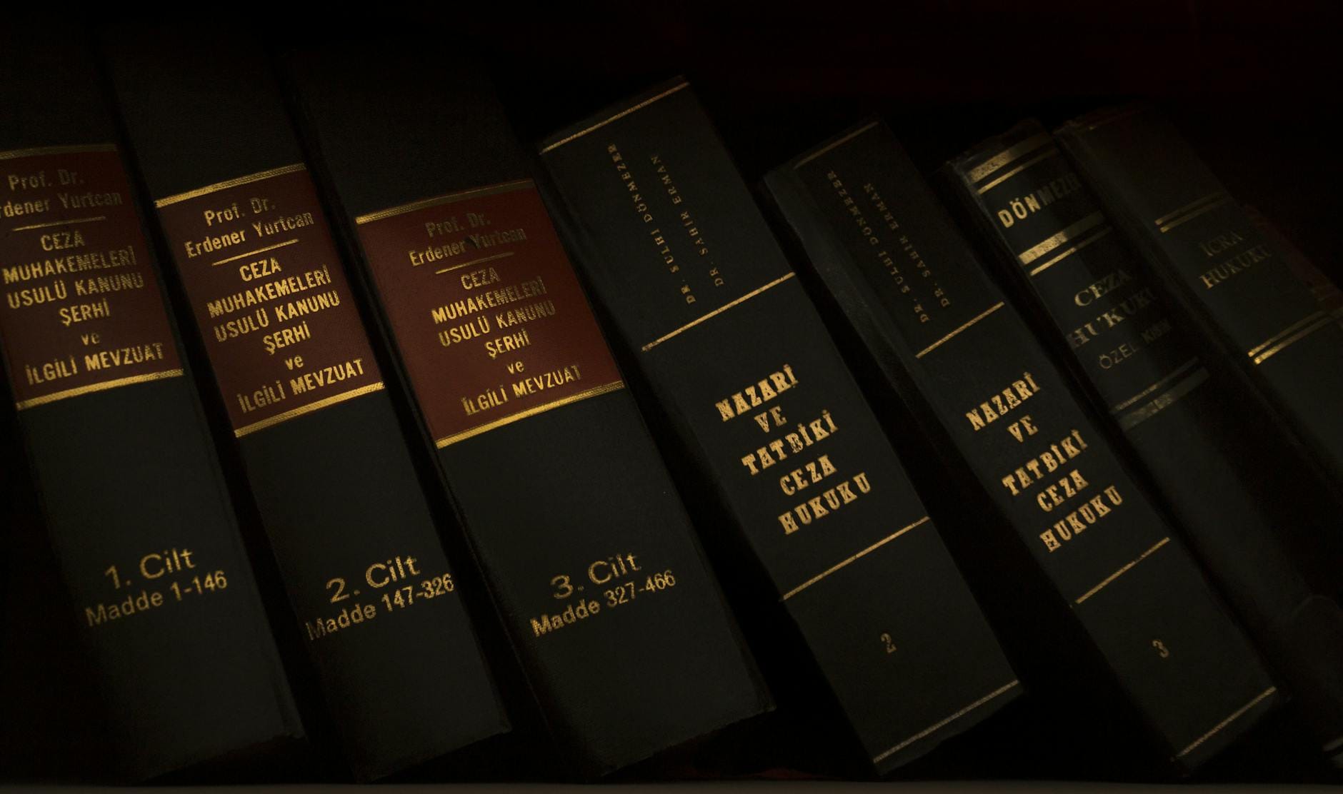 Stos książek prawniczych i literatury na półce w bibliotece